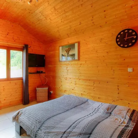 Maison En Bois Village Entre Montagne Et 펜션